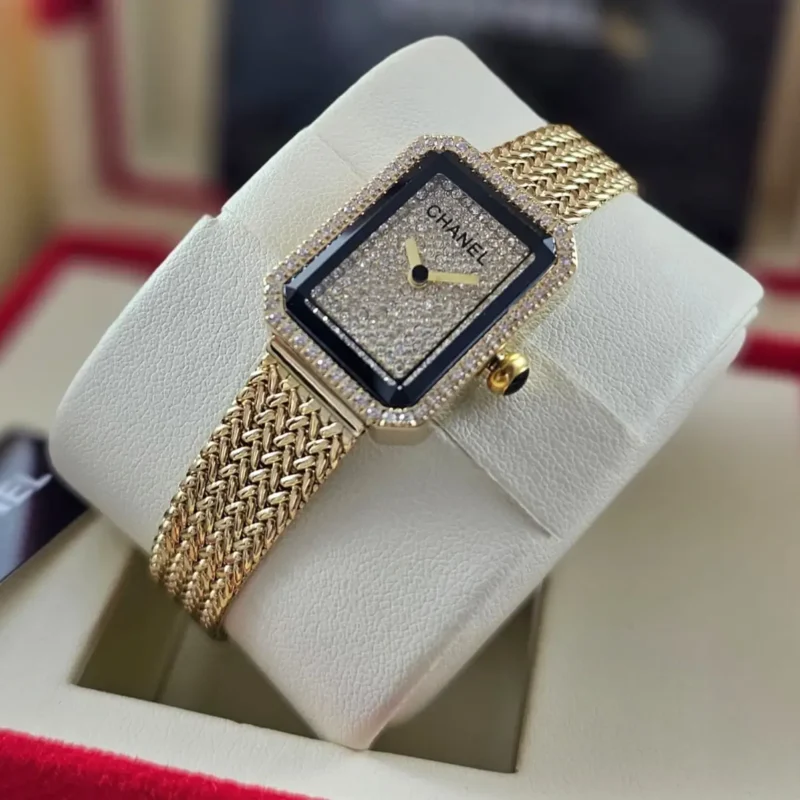 ساعة شانيل ذهبية