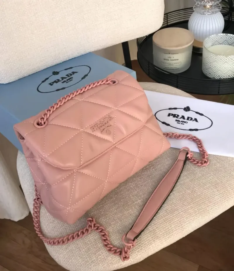 شنطة برادا لون وردي