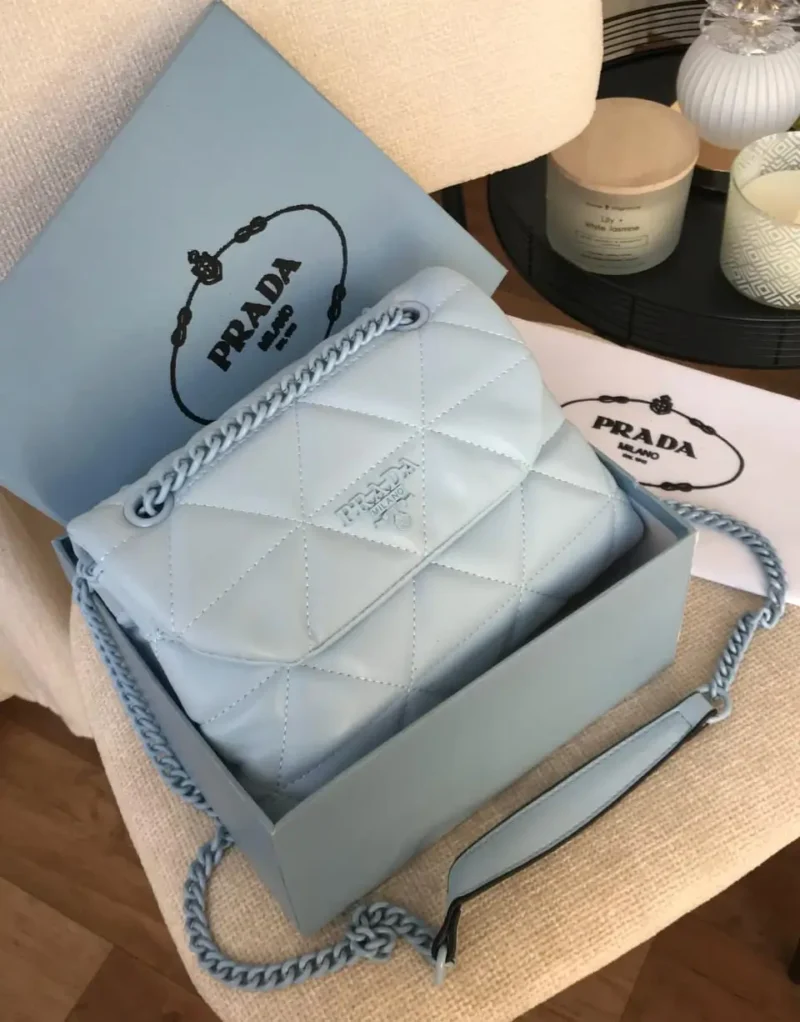 شنط برادا زرقاء