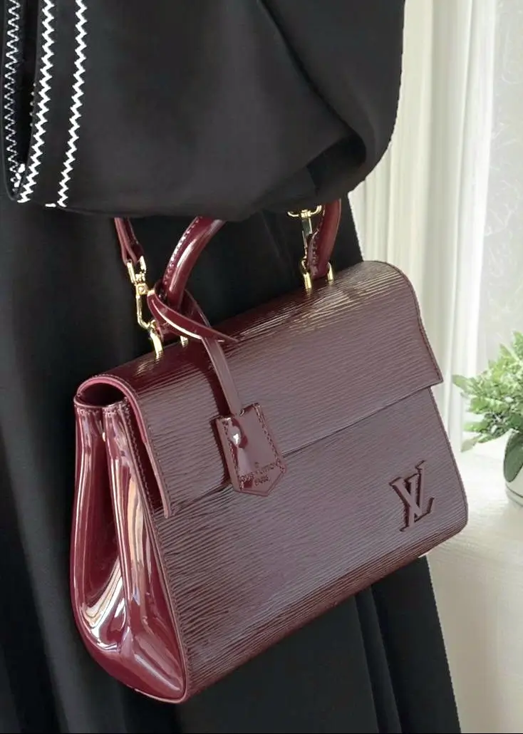 شنطه لويس فيتون العنابيه