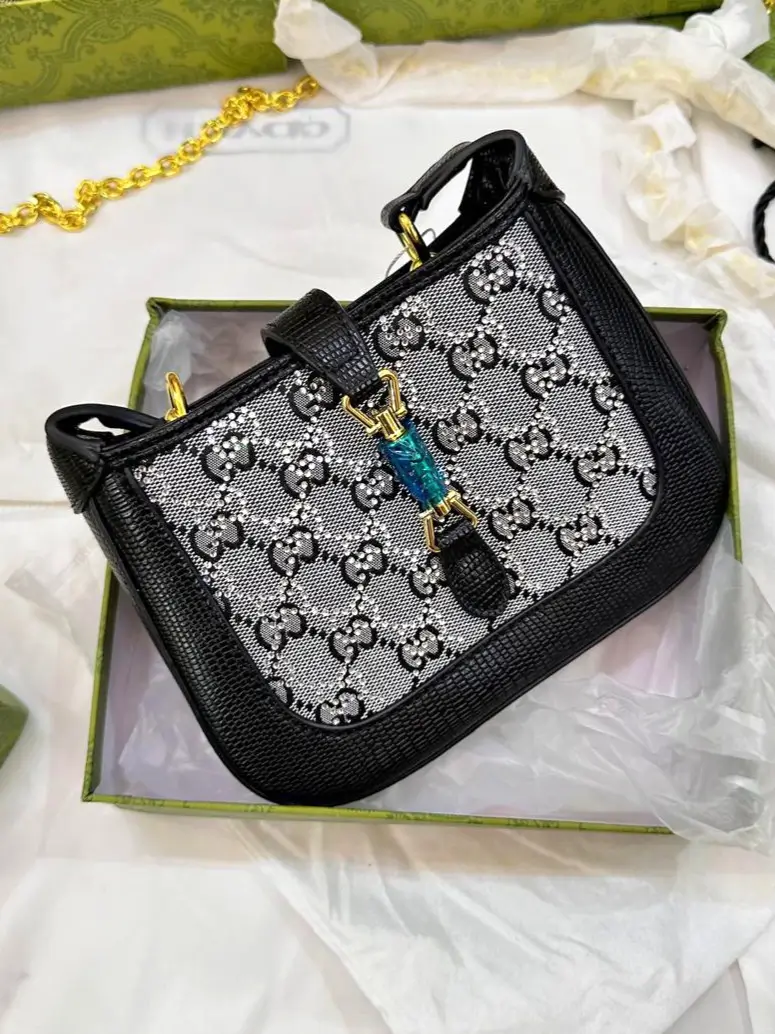 شنطه قوتشي حجم وسط