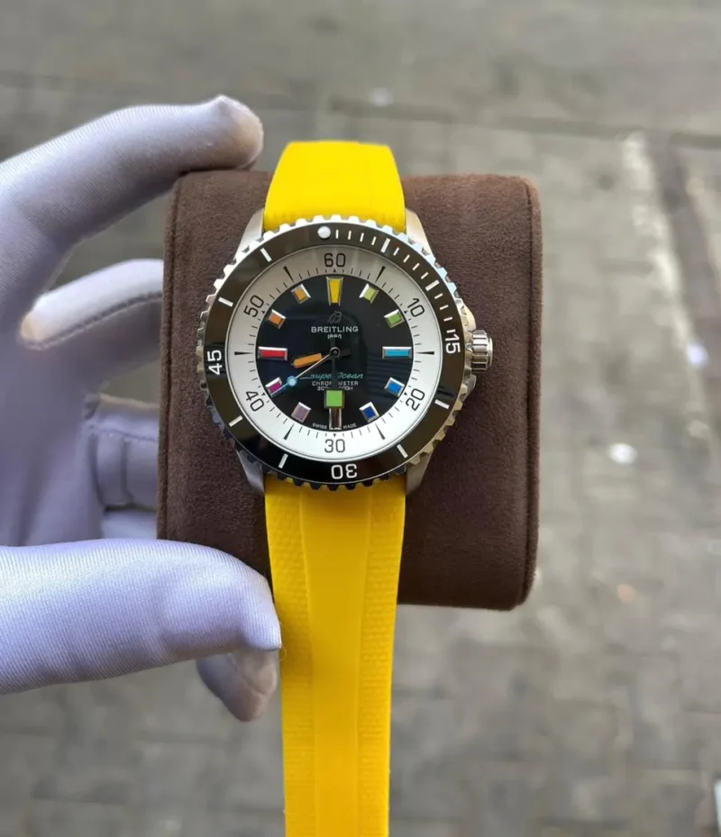 ساعة بريتلينغ صفراء