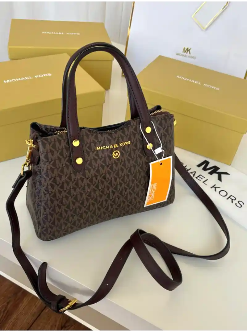 شنطة مايكل كورس مربعه