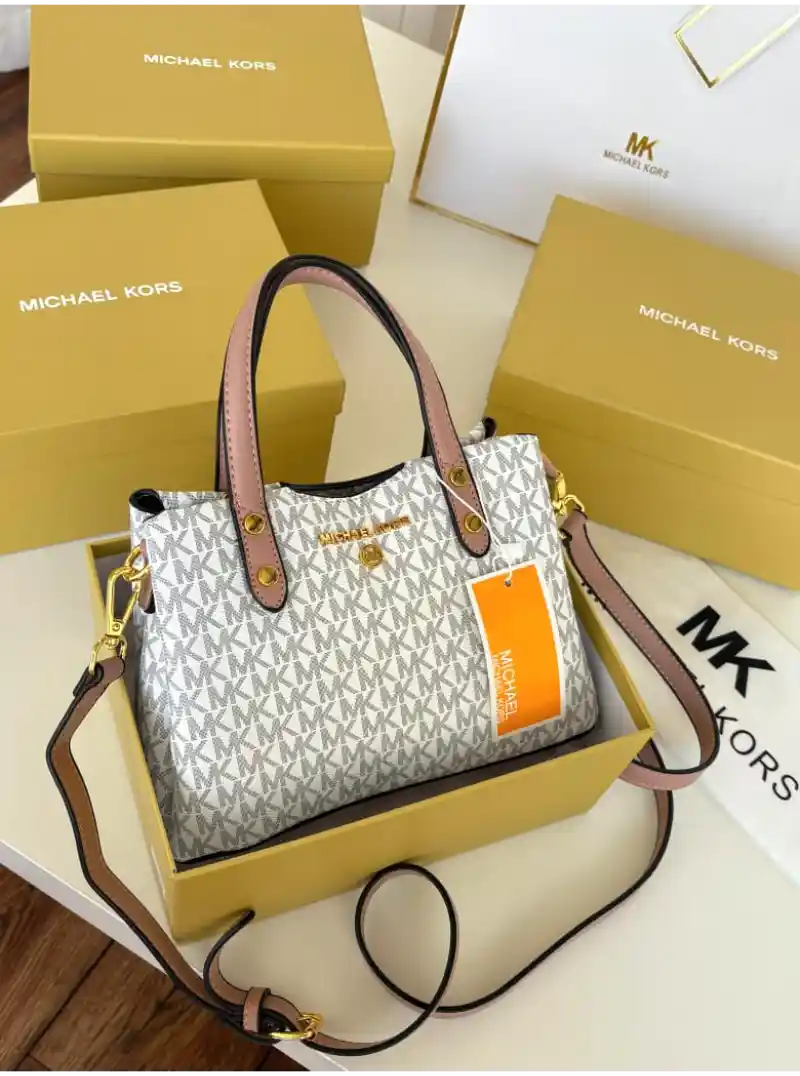 شنطه مايكل كورس لون ابيض