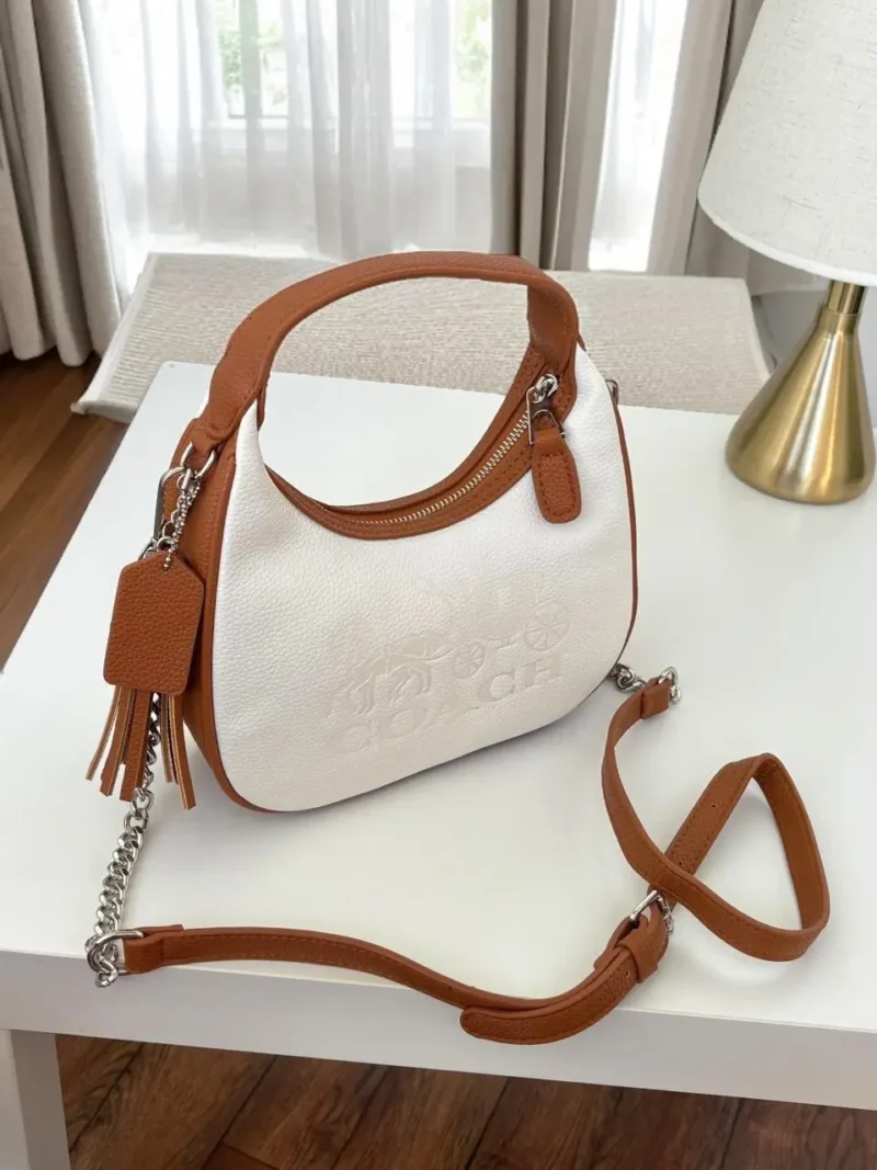 شنطه كوتش البيضاء