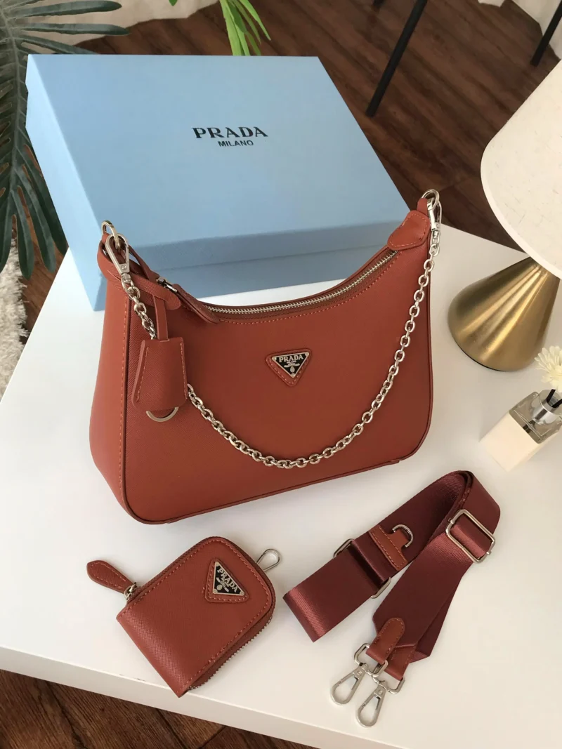 شنطه برادا جلد بني محروق