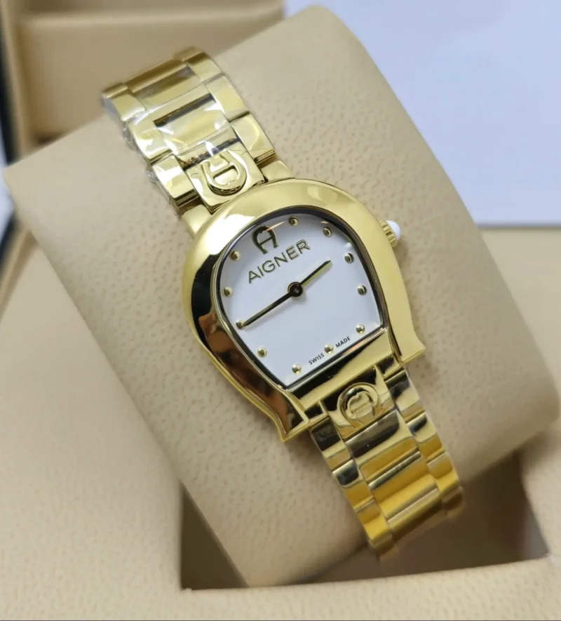 ساعة أجنر نسائي ذهبي