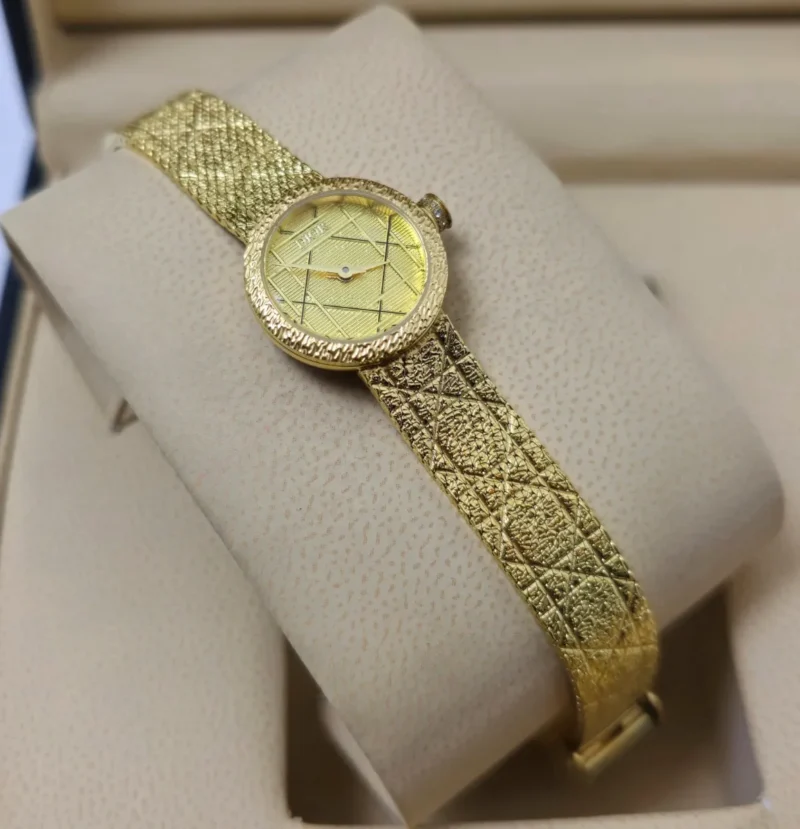 ساعه ديور ذهبي صغيره