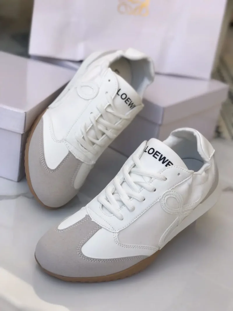 شوز لويفي ابيض