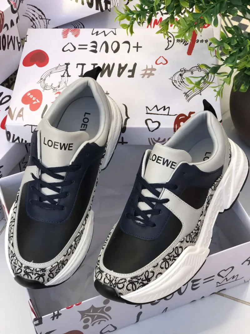 حذاء لويفي نسائي