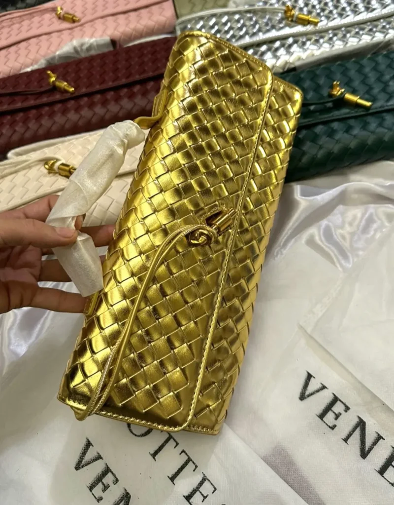 شنطة بوتيغا ذهبية