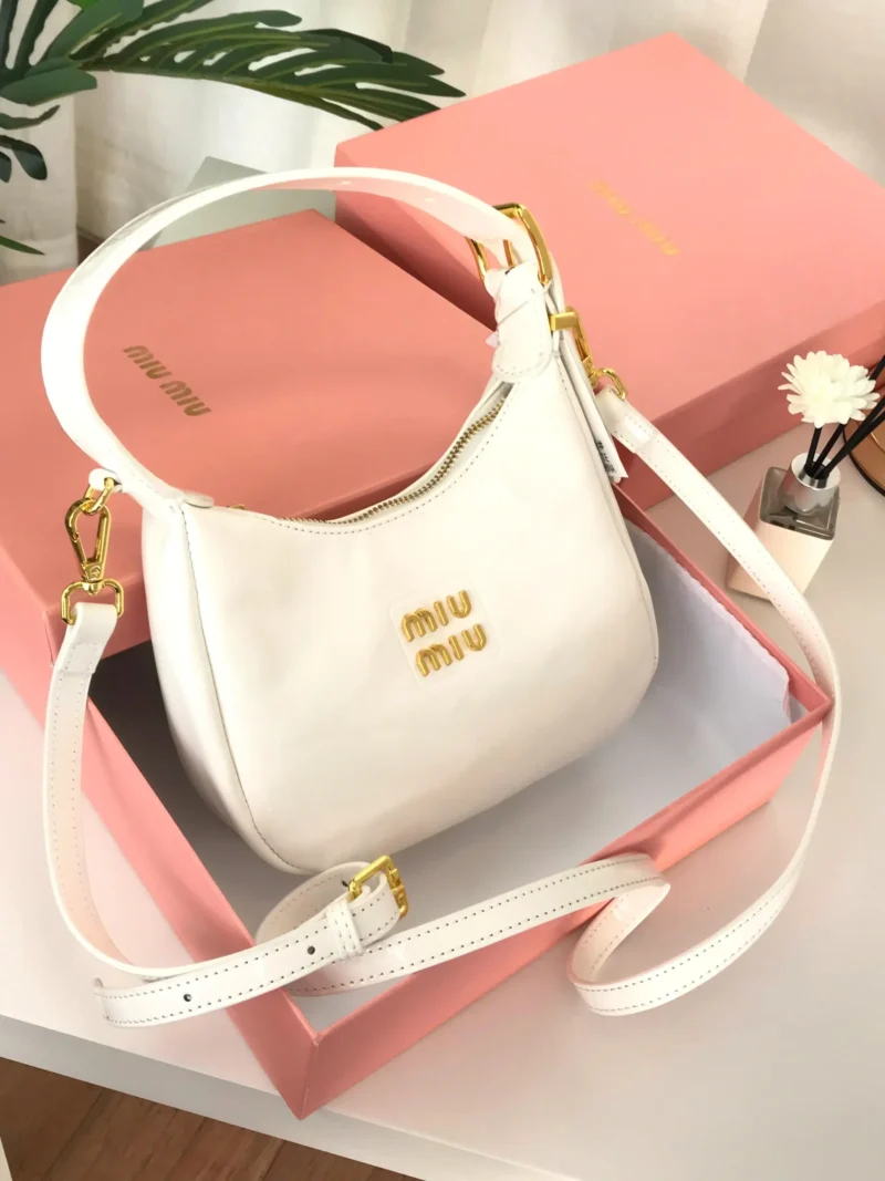 شنطة ميو ميو ابيض