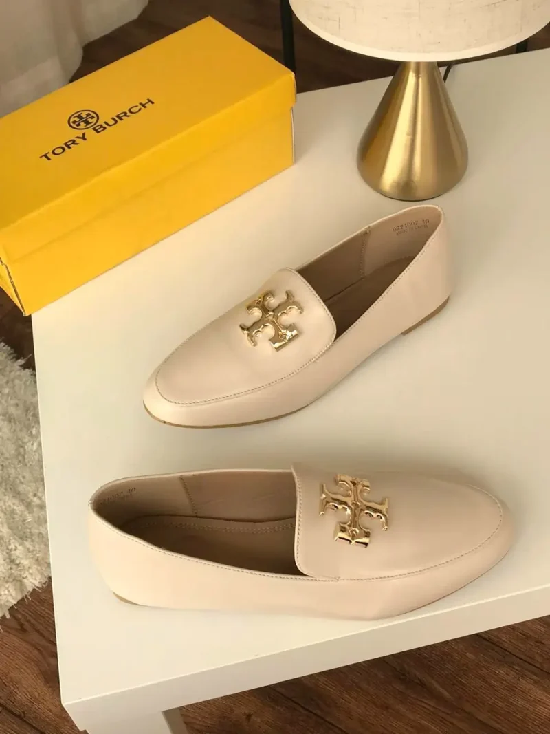 جزمة نسائية بيضاء