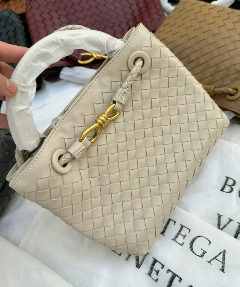 شنطه بوتيغا بيضاء