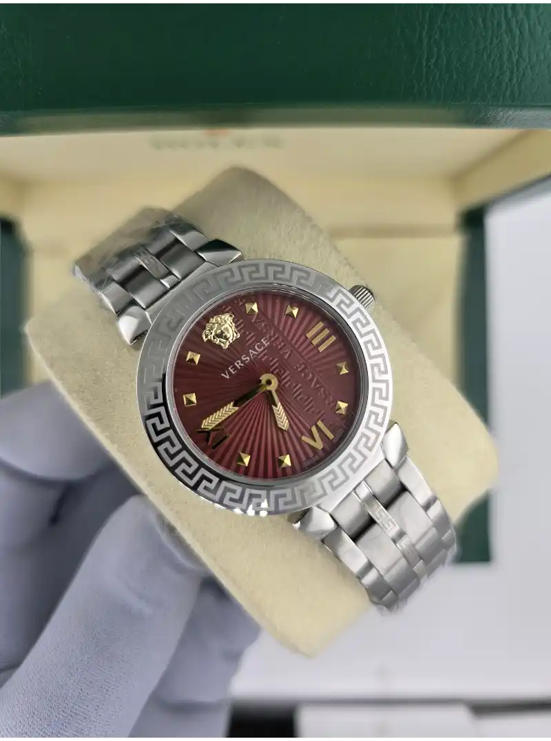 ساعة يد نسائية فضية