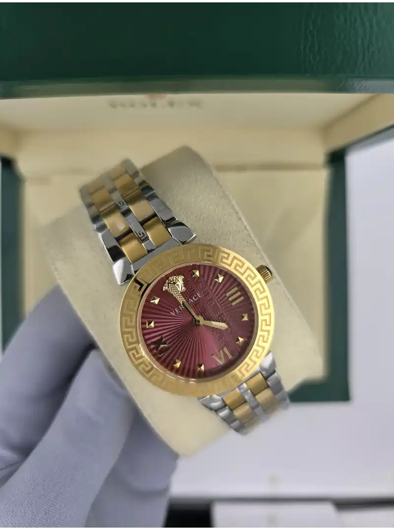 ساعه نسائيه فيرساتشي