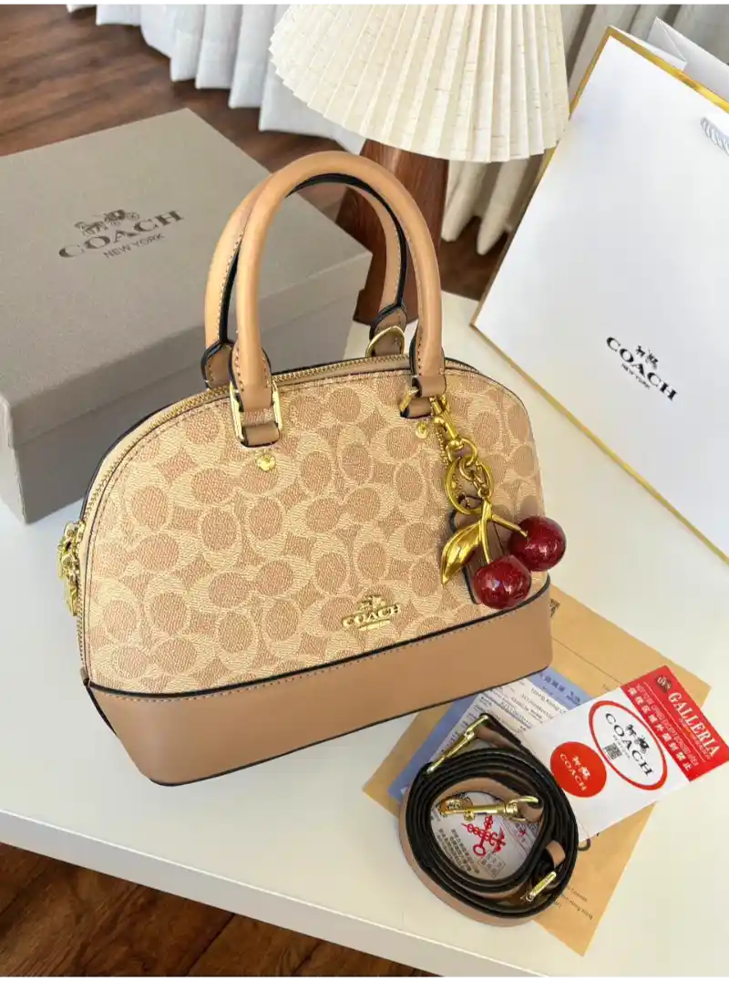 شنطة كوتش مع كرز