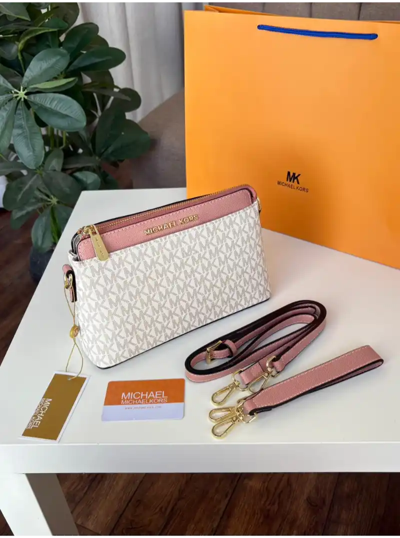 شنطة مايكل كورس ابيض ووردي