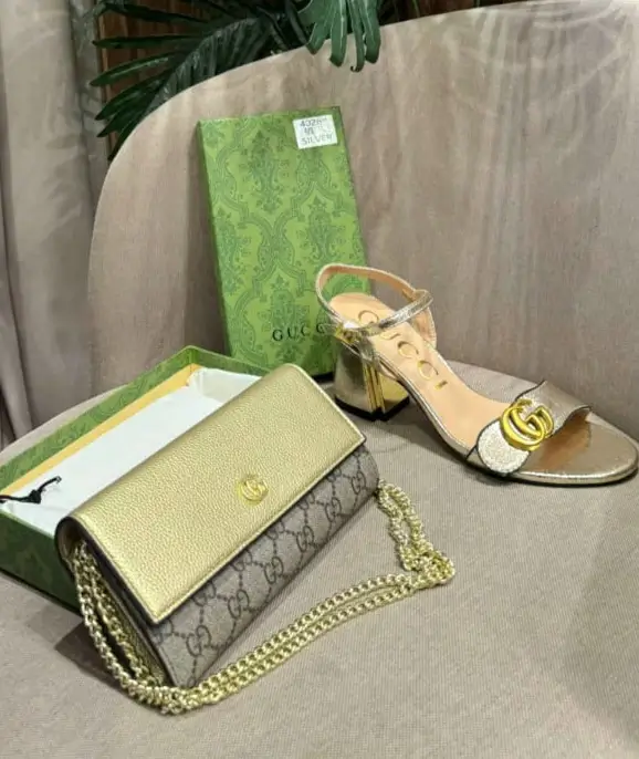 شنطة وكعب قوتشي ذهبي