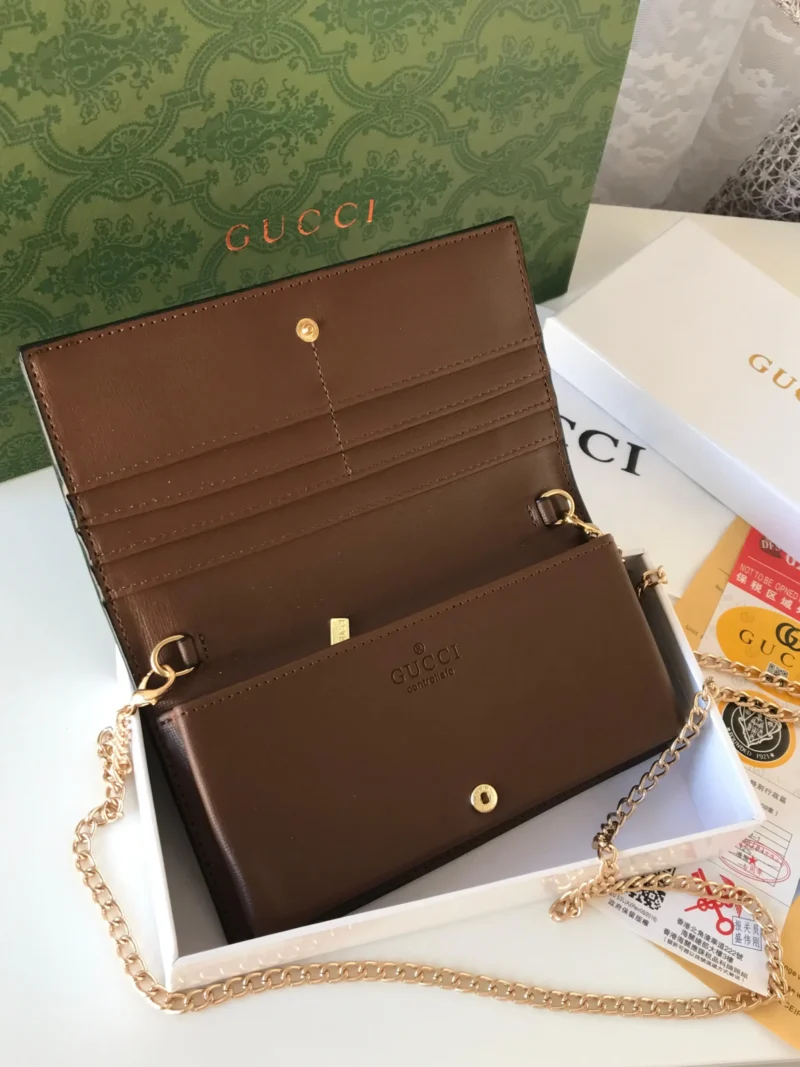 شنط قوتشي الصغيره