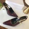 كعب عنابي غامق