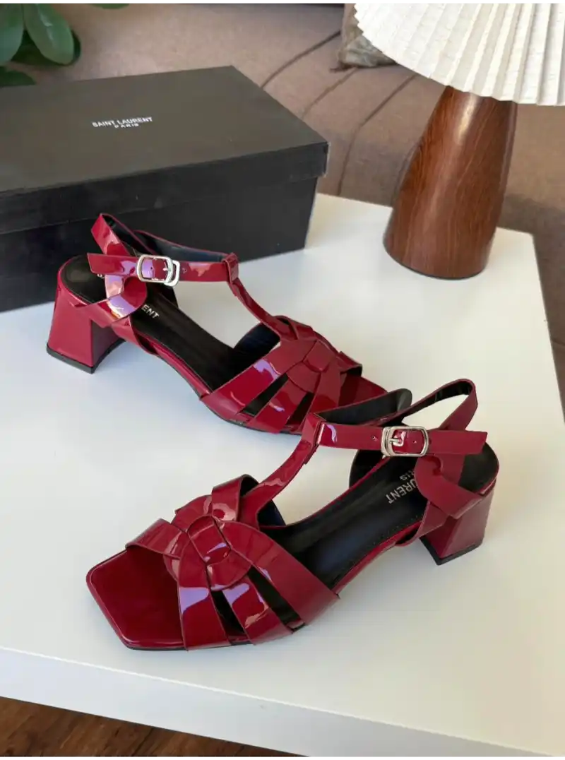 صندل سان لوران الاحمر