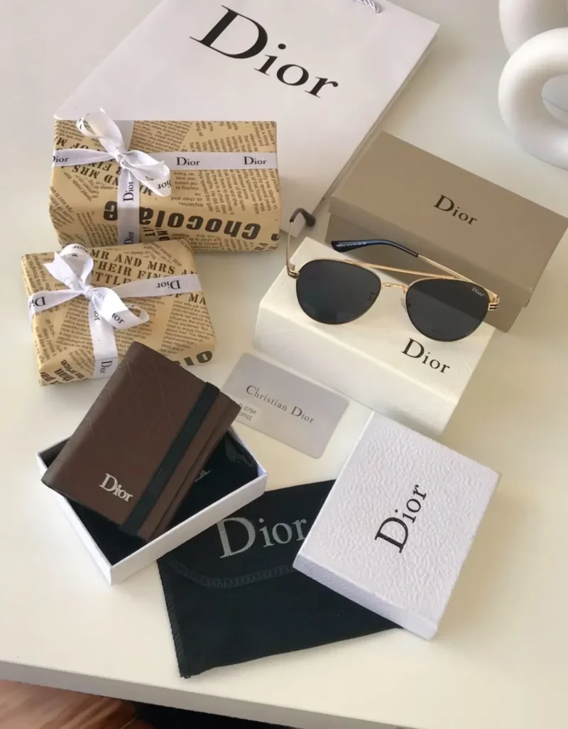 نظاره مع محفظه ماركة ديور