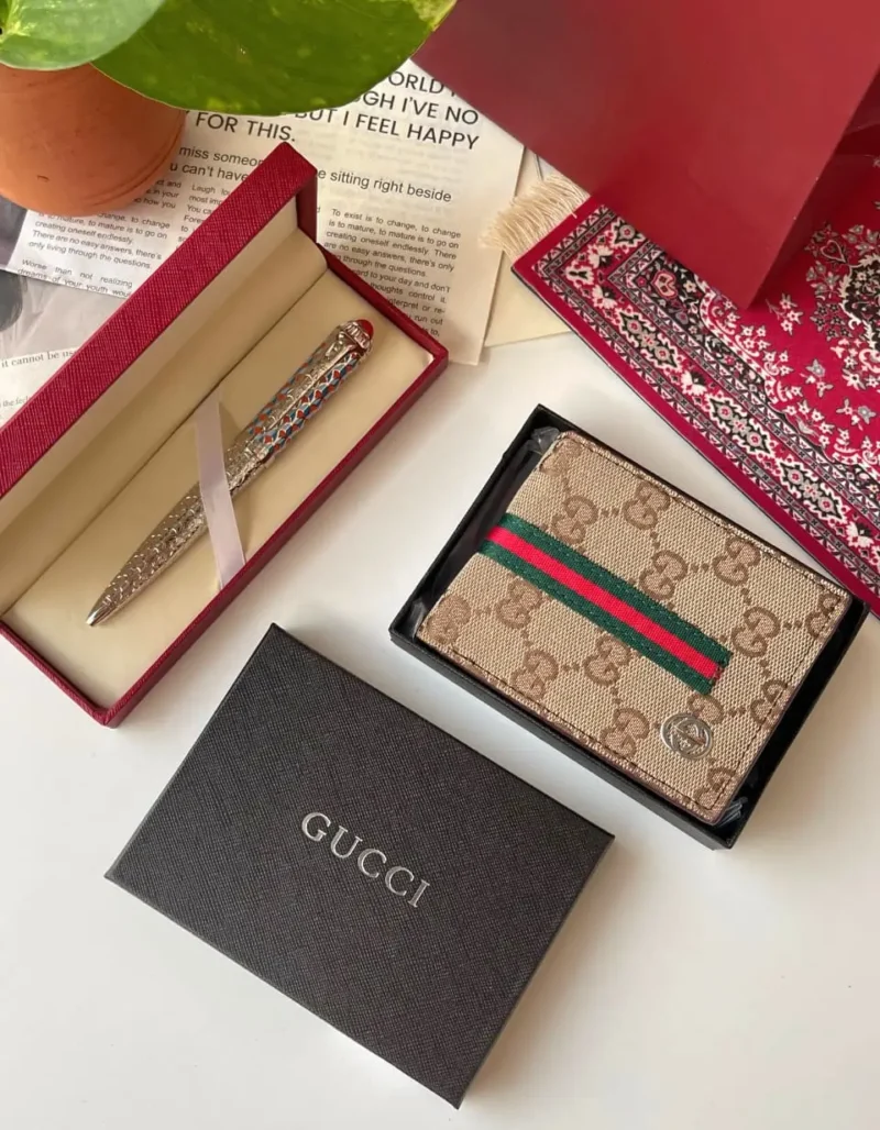 قلم ومحفظة قوتشي