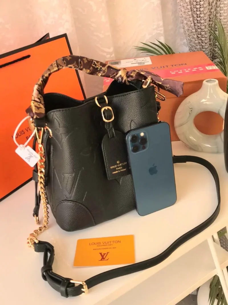 شنط لويس فيتون وسط