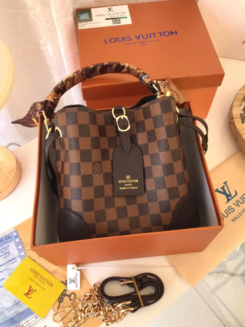 شنطة لويس فيتون حريمي