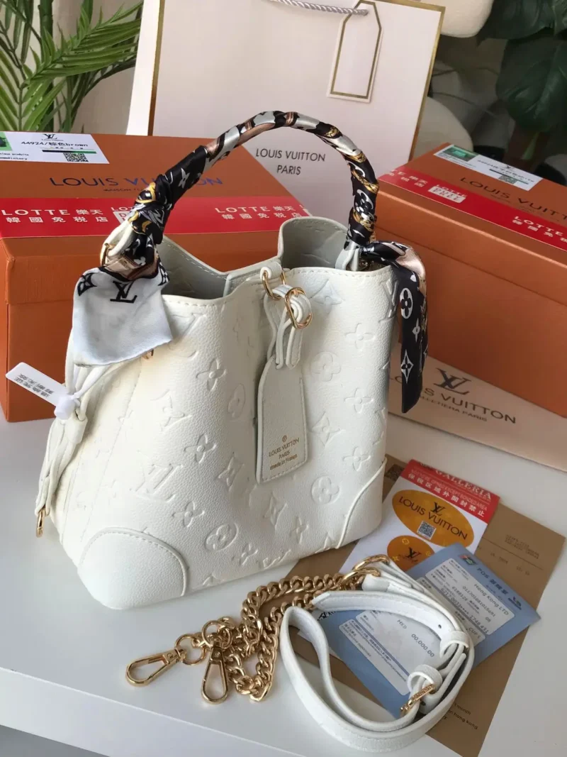 شنطة LV بيضاء