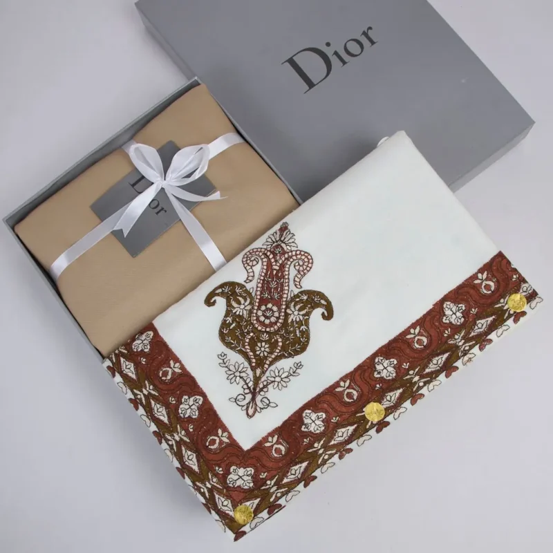 ثوب وشماغ كشميري