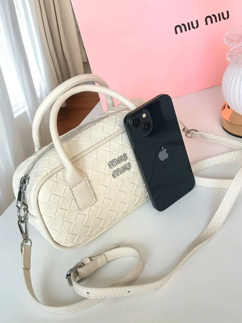 شنط بيضاء ميو ميو