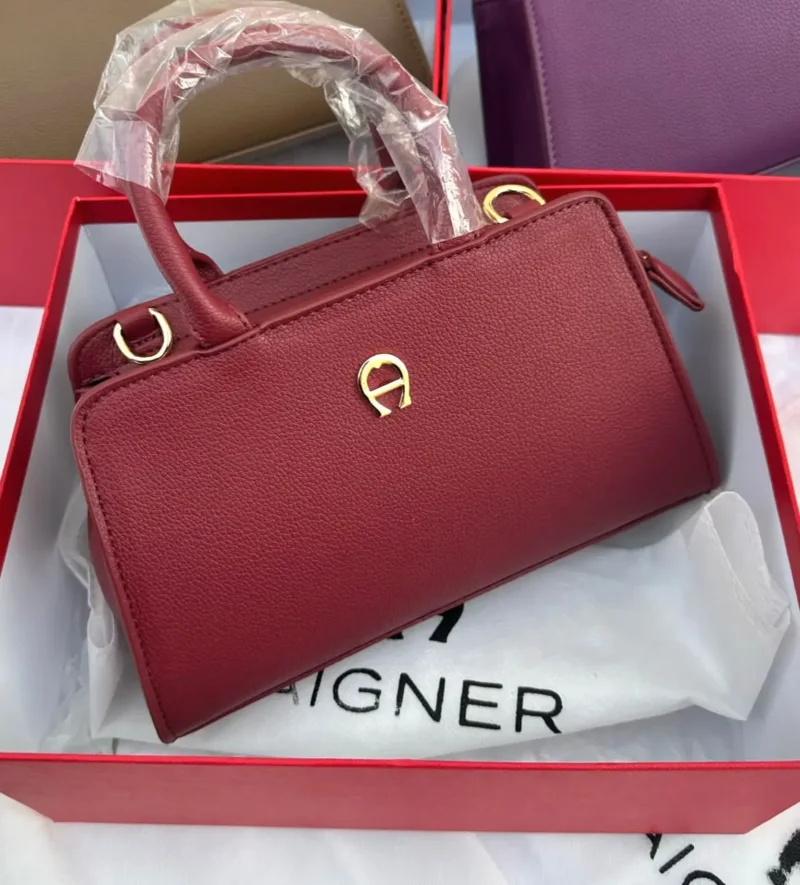 شنطة اقنر حمراء