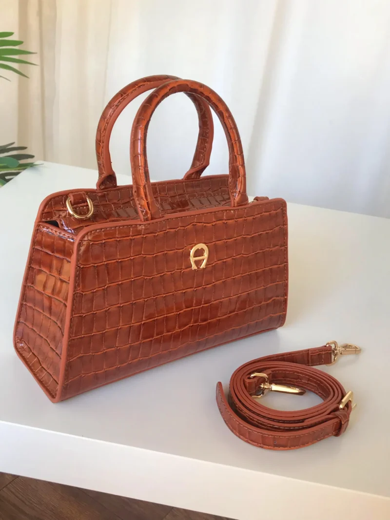 شنطة اقنر جلد لمعه