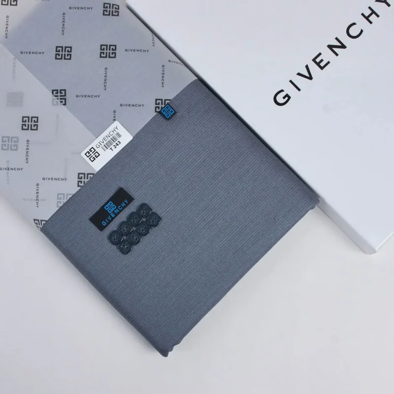 ثوب مقلم رصاصي