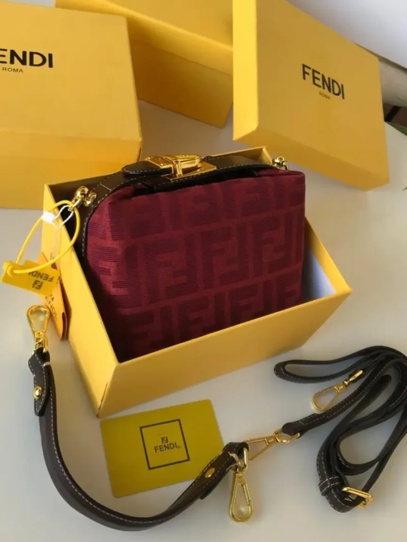 شنطة فندي لون احمر