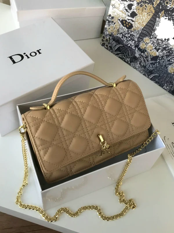 شنطة ديور الصغيره