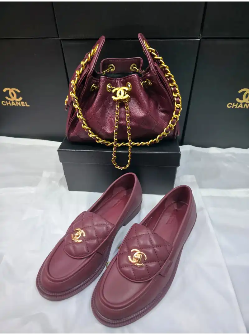 شنطة وشوز شانيل لون عنابي