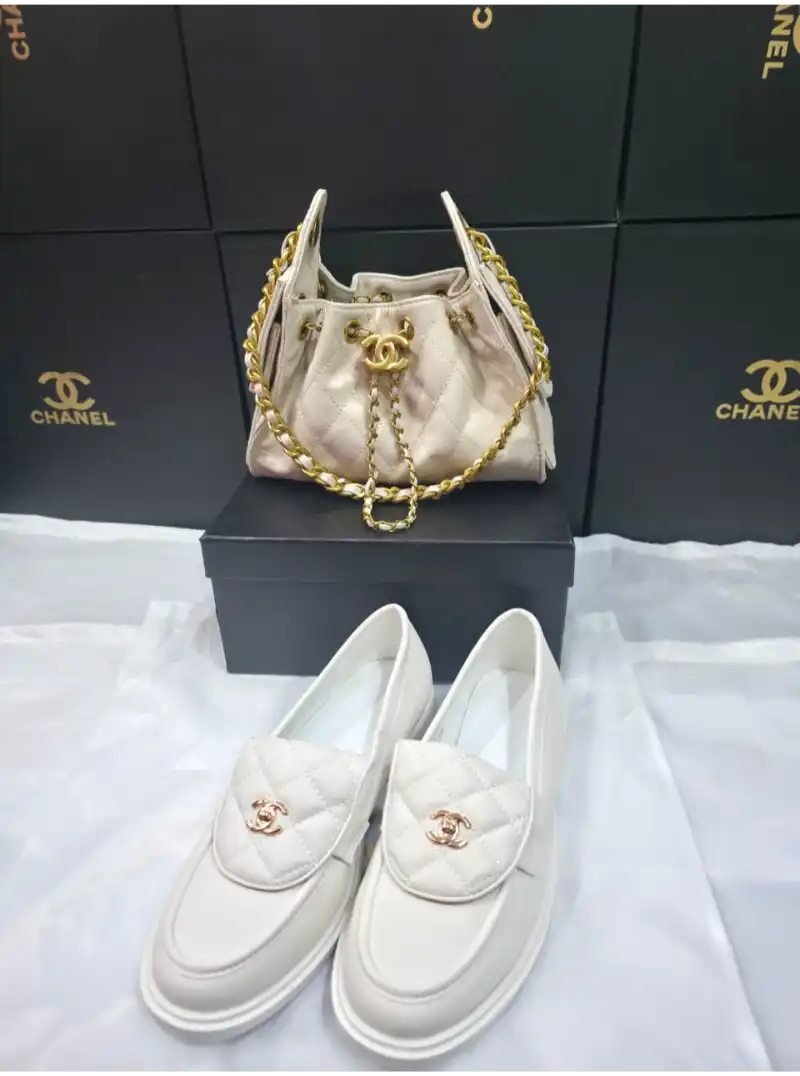 طقم شانيل فلات وشنطه لون ابيض