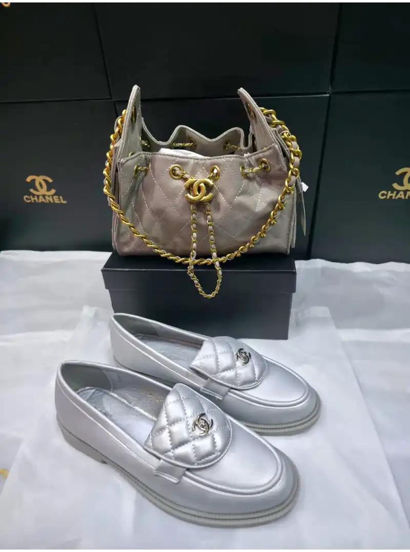 طقم شنطه مع شوز شانيل لون فضي