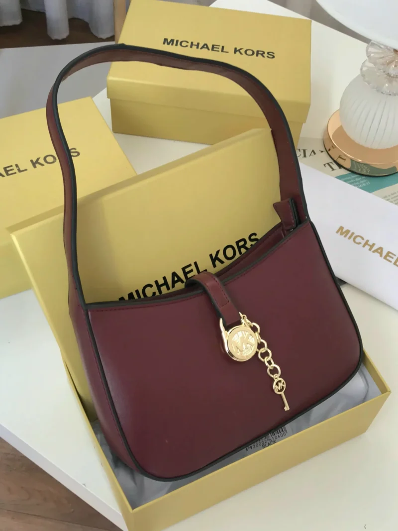 شنط كتف نسائي ماركة مايكل كورس