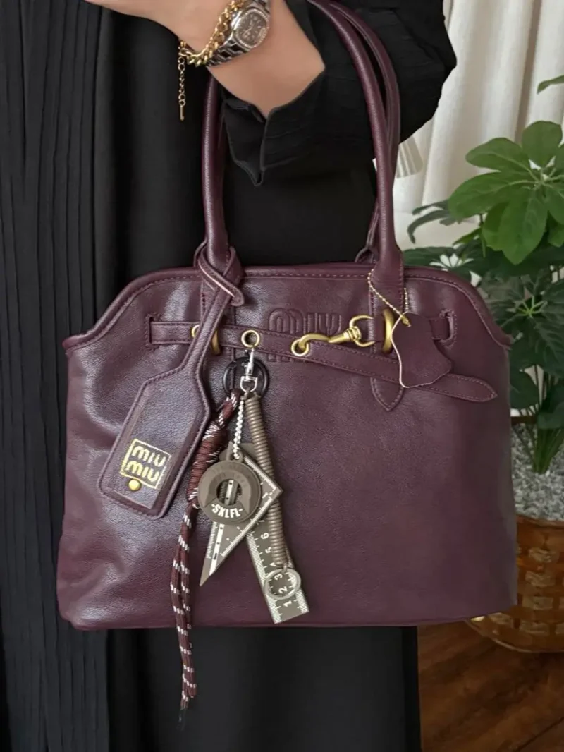 شنطة ميو ميو جلد عنابي