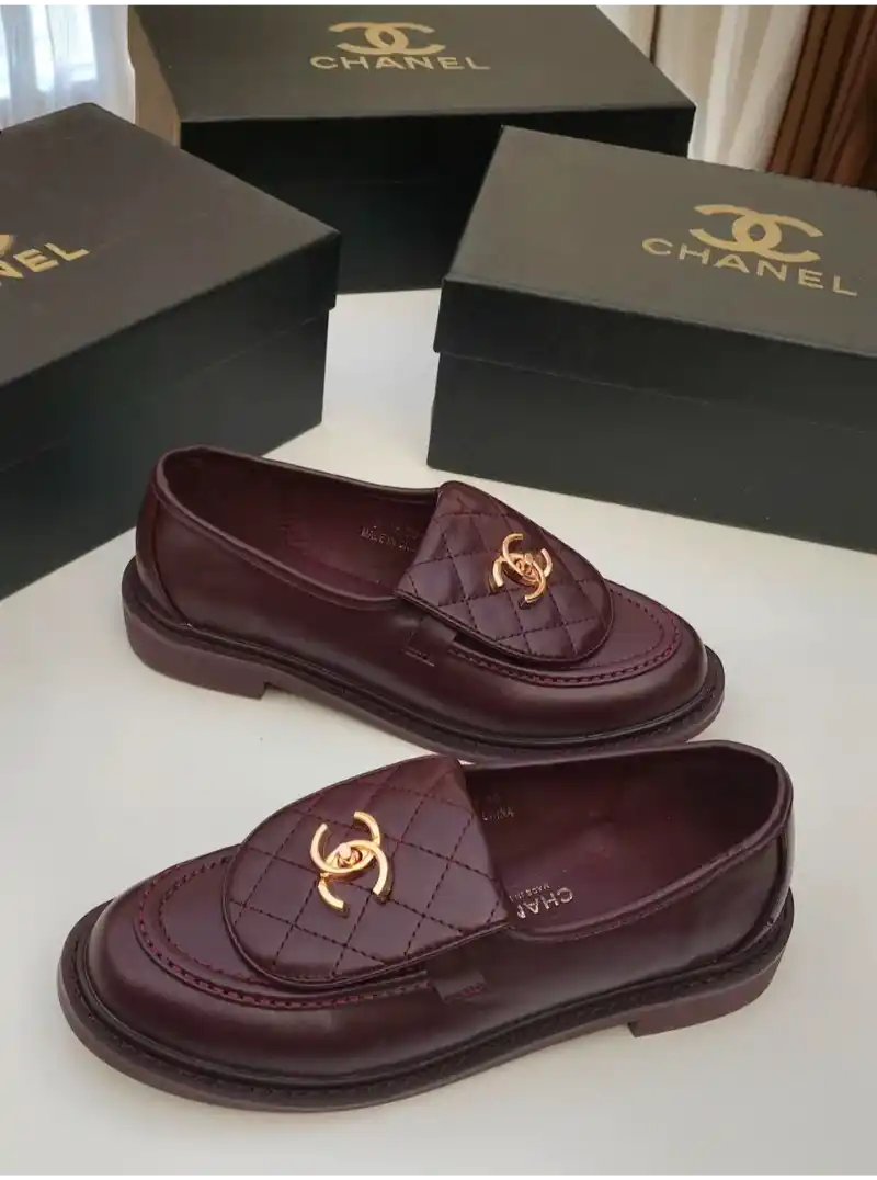 لوفر شانيل عنابي نسائي