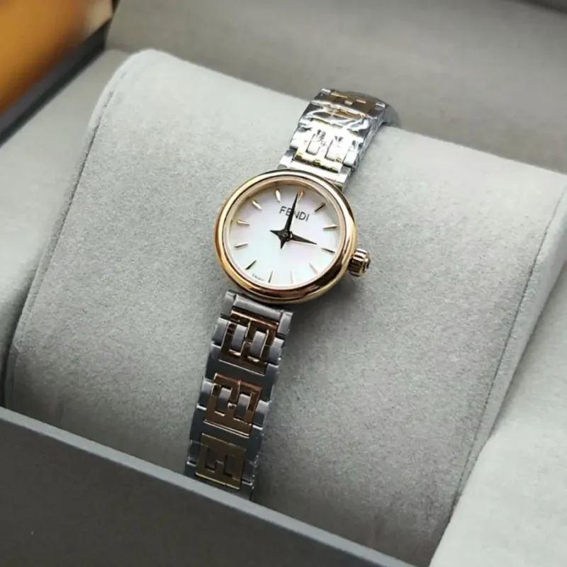 ساعة فندي الصغيره