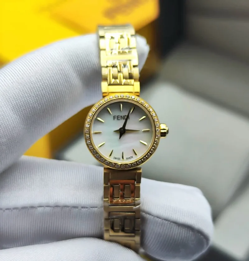 ساعة فندي ذهبي صغيرة