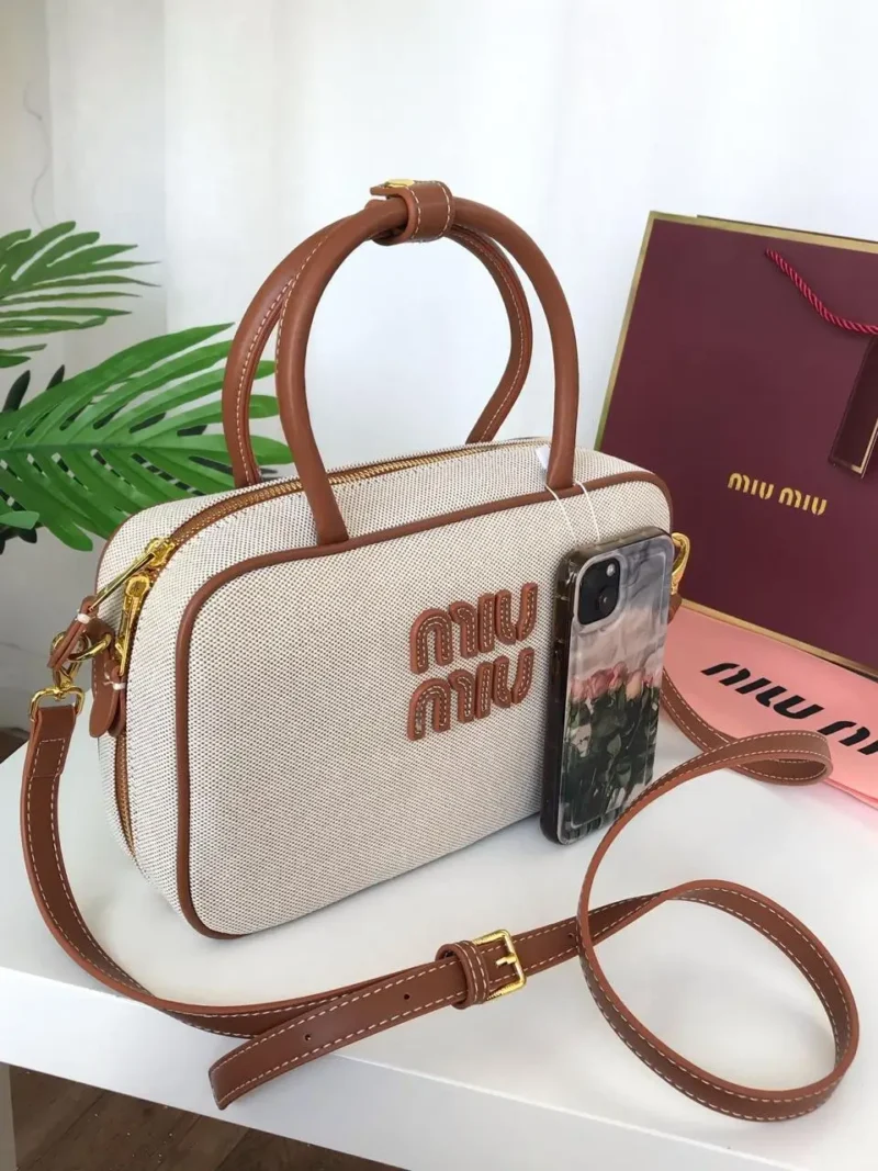 ماركة ميو ميو شنطه