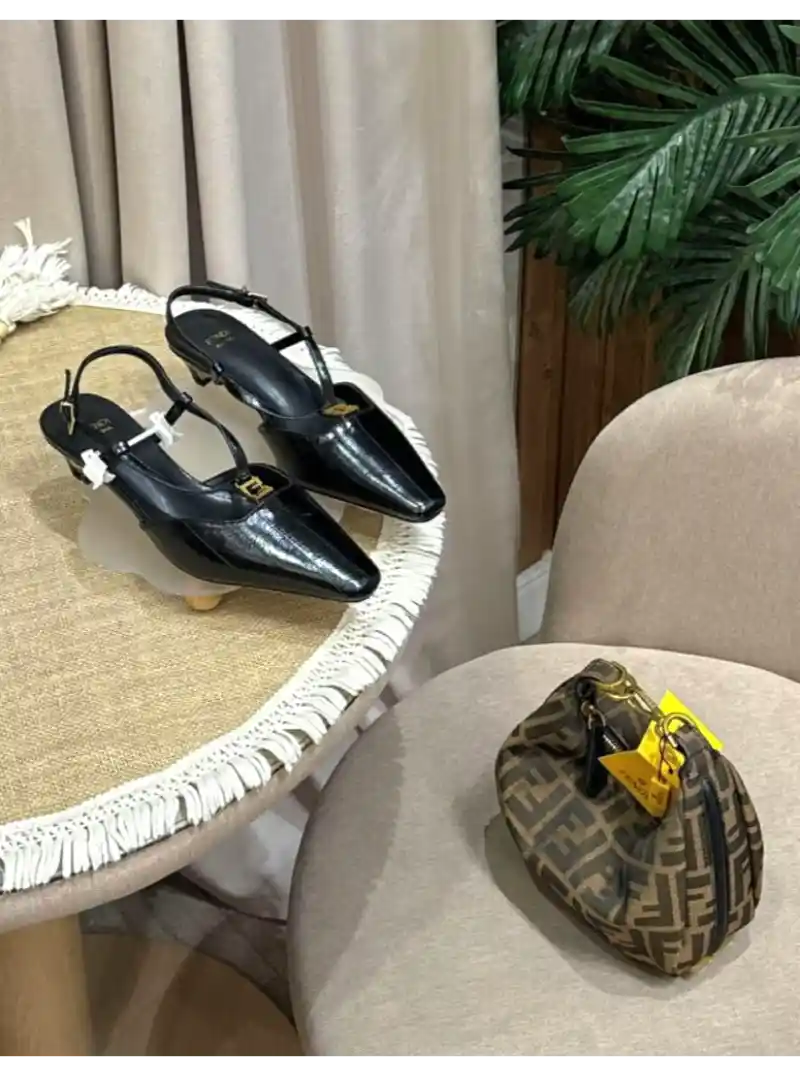 فندي طقم نسائي شنطة وكعب