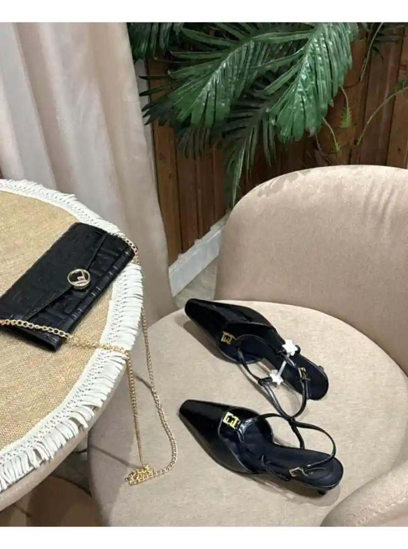 كعب وشنطه لون اسود ماركه فندي