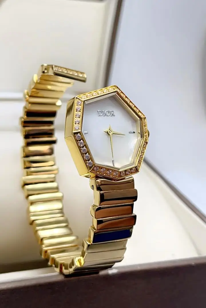 ساعة ديور نسائية جديدة